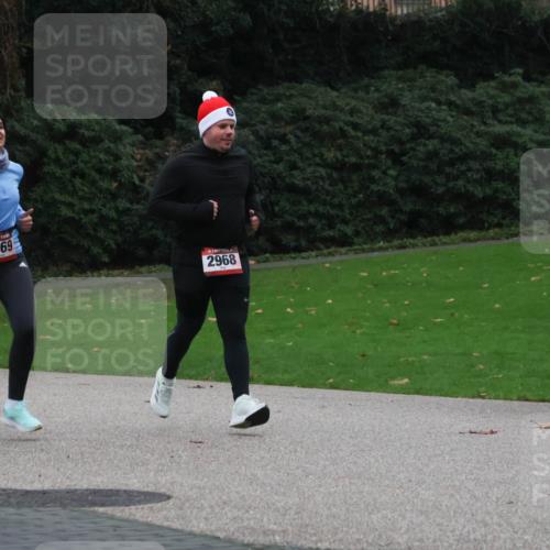 08.12.2024 - St. Pauli X-Mass-Run No. 14 Strokosch-Dieckow http://msf.ph/oto/7506301 08.12.2024 09:42:27 Laufen 2969, 2968 meine-sportfotos.de