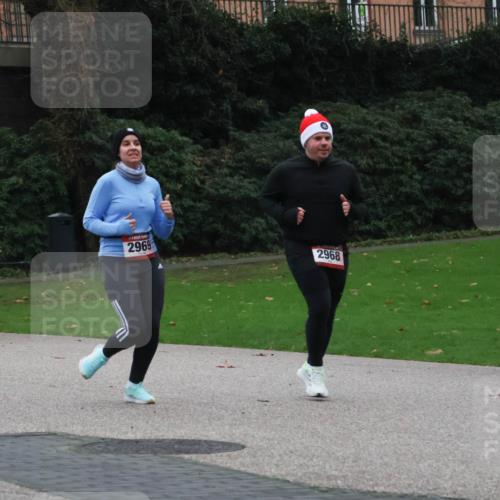 08.12.2024 - St. Pauli X-Mass-Run No. 14 Strokosch-Dieckow http://msf.ph/oto/7506304 08.12.2024 09:42:27 Laufen 19, 2969, 2968 meine-sportfotos.de
