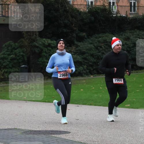 08.12.2024 - St. Pauli X-Mass-Run No. 14 Strokosch-Dieckow http://msf.ph/oto/7506306 08.12.2024 09:42:27 Laufen 19, 2969, 2968 meine-sportfotos.de