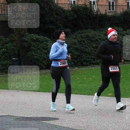08.12.2024 - St. Pauli X-Mass-Run No. 14 Strokosch-Dieckow http://msf.ph/oto/7506310 08.12.2024 09:42:27 Laufen 2969, 19, 2968 meine-sportfotos.de