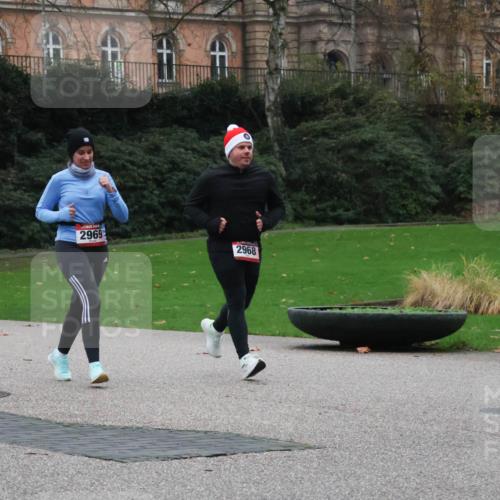 08.12.2024 - St. Pauli X-Mass-Run No. 14 Strokosch-Dieckow http://msf.ph/oto/7506312 08.12.2024 09:42:28 Laufen 2969, 2968 meine-sportfotos.de