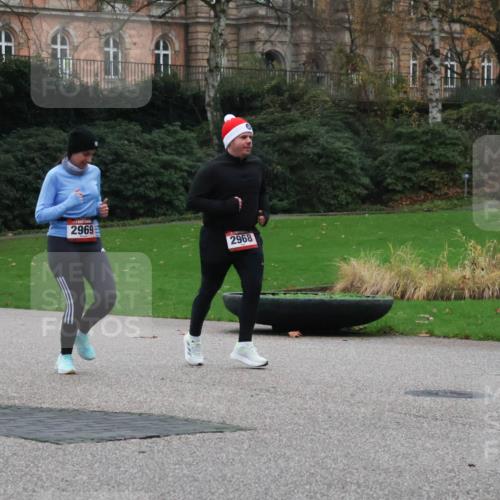 08.12.2024 - St. Pauli X-Mass-Run No. 14 Strokosch-Dieckow http://msf.ph/oto/7506314 08.12.2024 09:42:28 Laufen 2969, 2968 meine-sportfotos.de