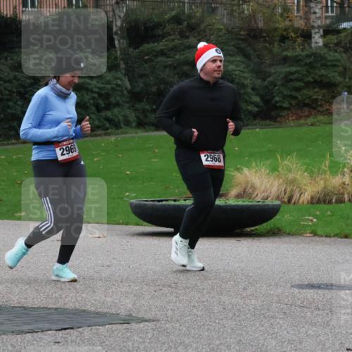 08.12.2024 - St. Pauli X-Mass-Run No. 14 Strokosch-Dieckow http://msf.ph/oto/7506317 08.12.2024 09:42:28 Laufen 2969, 2968 meine-sportfotos.de