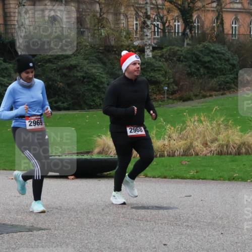 08.12.2024 - St. Pauli X-Mass-Run No. 14 Strokosch-Dieckow http://msf.ph/oto/7506319 08.12.2024 09:42:29 Laufen 2969, 2968 meine-sportfotos.de