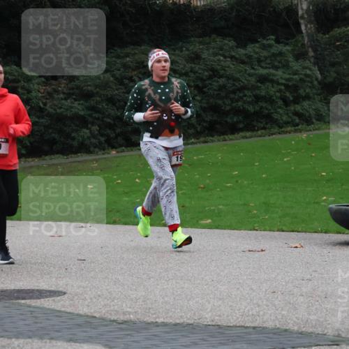 08.12.2024 - St. Pauli X-Mass-Run No. 14 Strokosch-Dieckow http://msf.ph/oto/7506325 08.12.2024 09:42:30 Laufen 65, 40, 19 meine-sportfotos.de