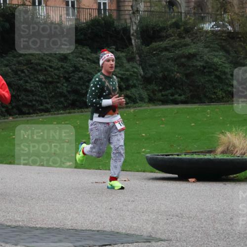 08.12.2024 - St. Pauli X-Mass-Run No. 14 Strokosch-Dieckow http://msf.ph/oto/7506330 08.12.2024 09:42:30 Laufen 65, 40, 19 meine-sportfotos.de
