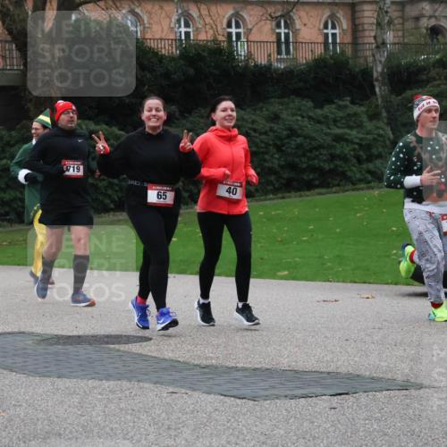 08.12.2024 - St. Pauli X-Mass-Run No. 14 Strokosch-Dieckow http://msf.ph/oto/7506332 08.12.2024 09:42:30 Laufen 2211, 719, 65, 40, 19 meine-sportfotos.de