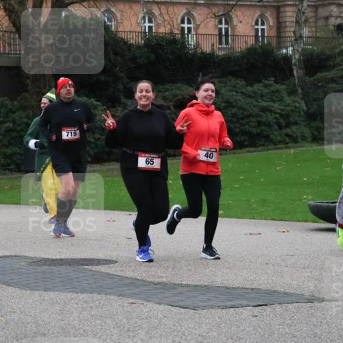 08.12.2024 - St. Pauli X-Mass-Run No. 14 Strokosch-Dieckow http://msf.ph/oto/7506335 08.12.2024 09:42:31 Laufen 719, 2211, 40, 65, 19 meine-sportfotos.de