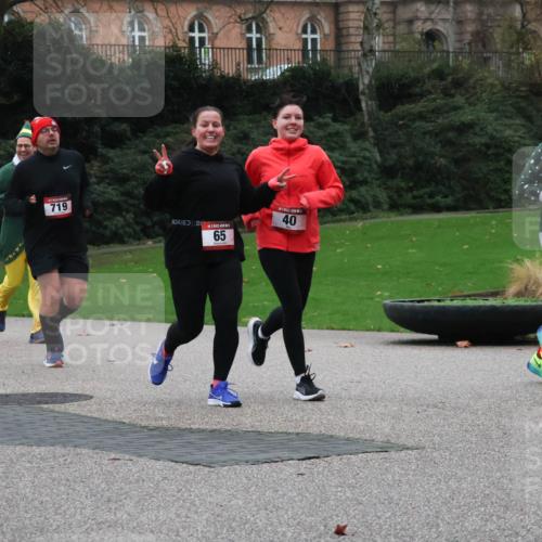 08.12.2024 - St. Pauli X-Mass-Run No. 14 Strokosch-Dieckow http://msf.ph/oto/7506337 08.12.2024 09:42:31 Laufen 2211, 719, 65, 40, 19 meine-sportfotos.de