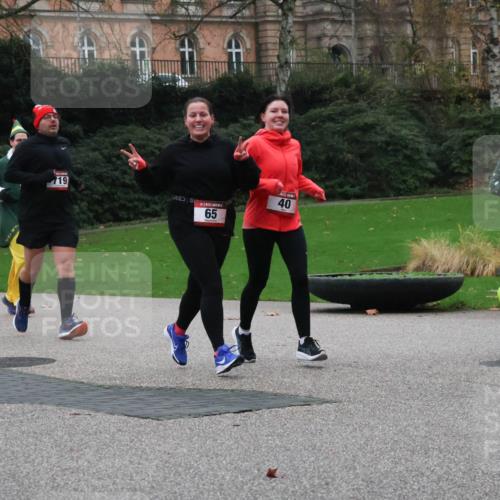 08.12.2024 - St. Pauli X-Mass-Run No. 14 Strokosch-Dieckow http://msf.ph/oto/7506339 08.12.2024 09:42:31 Laufen 2211, 19, 65, 40, 19 meine-sportfotos.de