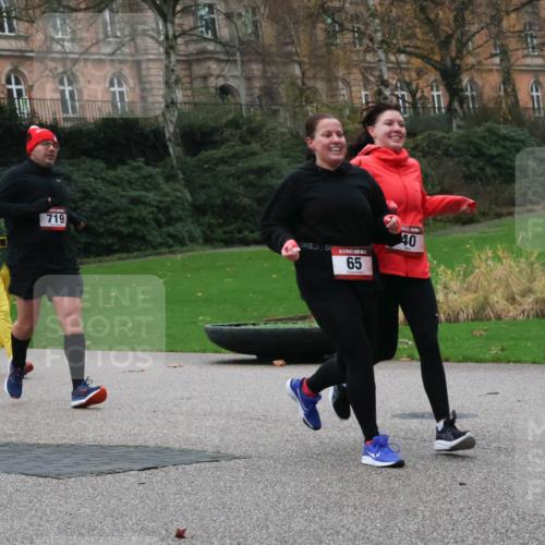 08.12.2024 - St. Pauli X-Mass-Run No. 14 Strokosch-Dieckow http://msf.ph/oto/7506346 08.12.2024 09:42:32 Laufen 719, 65, 40 meine-sportfotos.de