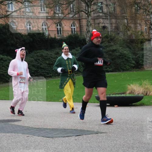 08.12.2024 - St. Pauli X-Mass-Run No. 14 Strokosch-Dieckow http://msf.ph/oto/7506355 08.12.2024 09:42:33 Laufen 2211, 19 meine-sportfotos.de