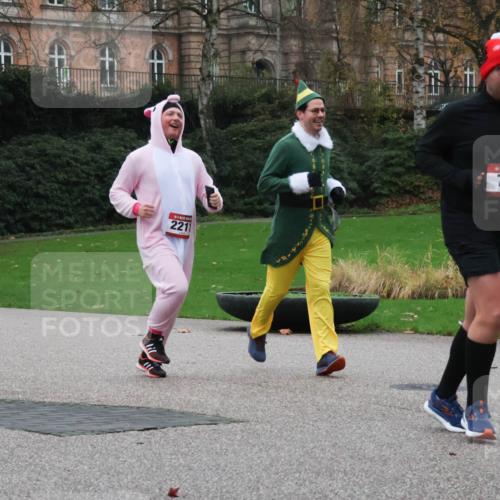 08.12.2024 - St. Pauli X-Mass-Run No. 14 Strokosch-Dieckow http://msf.ph/oto/7506365 08.12.2024 09:42:34 Laufen 2211, 719 meine-sportfotos.de
