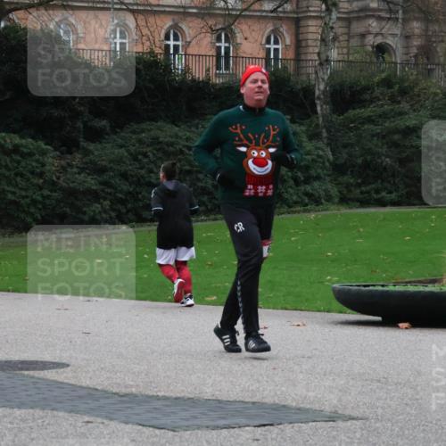 08.12.2024 - St. Pauli X-Mass-Run No. 14 Strokosch-Dieckow http://msf.ph/oto/7506434 08.12.2024 09:42:44 Laufen 65, 2903, 1955 meine-sportfotos.de