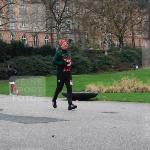 08.12.2024 - St. Pauli X-Mass-Run No. 14 Strokosch-Dieckow http://msf.ph/oto/7506439 08.12.2024 09:42:45 Laufen 1965, 1955 meine-sportfotos.de