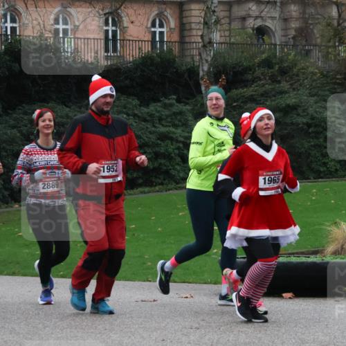 08.12.2024 - St. Pauli X-Mass-Run No. 14 Strokosch-Dieckow http://msf.ph/oto/7506462 08.12.2024 09:42:48 Laufen 1961, 2890, 2889, 1952, 1965, 1965 meine-sportfotos.de