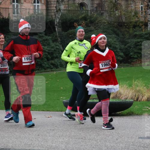 08.12.2024 - St. Pauli X-Mass-Run No. 14 Strokosch-Dieckow http://msf.ph/oto/7506464 08.12.2024 09:42:48 Laufen 390, 2889, 3, 1952, 1952, 1965, 1965 meine-sportfotos.de