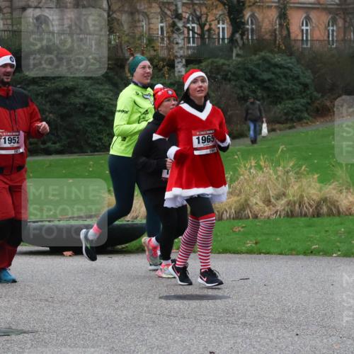 08.12.2024 - St. Pauli X-Mass-Run No. 14 Strokosch-Dieckow http://msf.ph/oto/7506469 08.12.2024 09:42:48 Laufen 1952, 2889, 1965, 1965 meine-sportfotos.de