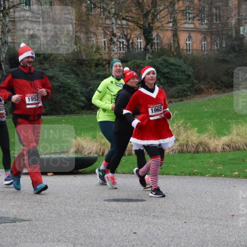 08.12.2024 - St. Pauli X-Mass-Run No. 14 Strokosch-Dieckow http://msf.ph/oto/7506471 08.12.2024 09:42:49 Laufen 961, 1961, 2889, 1952, 1965, 1965 meine-sportfotos.de