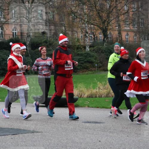 08.12.2024 - St. Pauli X-Mass-Run No. 14 Strokosch-Dieckow http://msf.ph/oto/7506476 08.12.2024 09:42:49 Laufen 2904, 196, 2889, 1932, 1955, 1965 meine-sportfotos.de