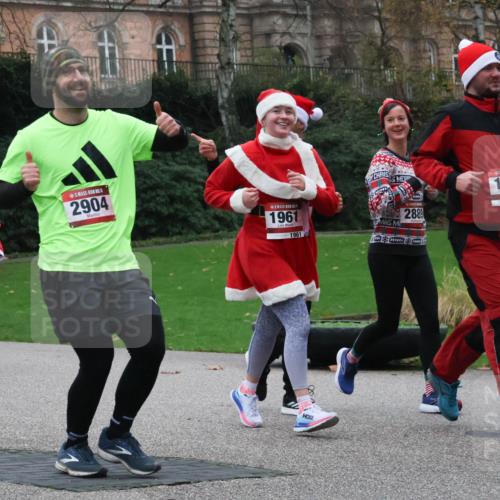 08.12.2024 - St. Pauli X-Mass-Run No. 14 Strokosch-Dieckow http://msf.ph/oto/7506478 08.12.2024 09:42:49 Laufen 3179, 3180, 2904, 1961, 1961, 2889, 1952, 1952 meine-sportfotos.de