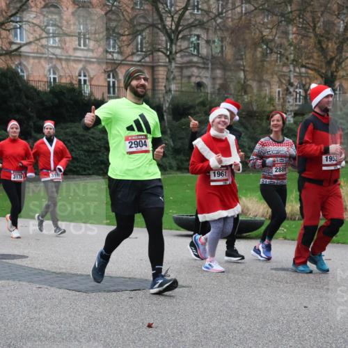 08.12.2024 - St. Pauli X-Mass-Run No. 14 Strokosch-Dieckow http://msf.ph/oto/7506481 08.12.2024 09:42:50 Laufen 2951, 3179, 3180, 2904, 1961, 1951, 2889, 1952 meine-sportfotos.de