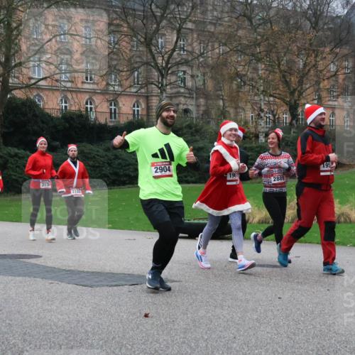 08.12.2024 - St. Pauli X-Mass-Run No. 14 Strokosch-Dieckow http://msf.ph/oto/7506483 08.12.2024 09:42:50 Laufen 2951, 3179, 3180, 2904, 195, 196, 2889 meine-sportfotos.de