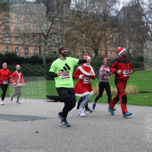 08.12.2024 - St. Pauli X-Mass-Run No. 14 Strokosch-Dieckow http://msf.ph/oto/7506487 08.12.2024 09:42:50 Laufen 295, 2904, 3179, 1952, 3180, 1961, 2889, 1955 meine-sportfotos.de