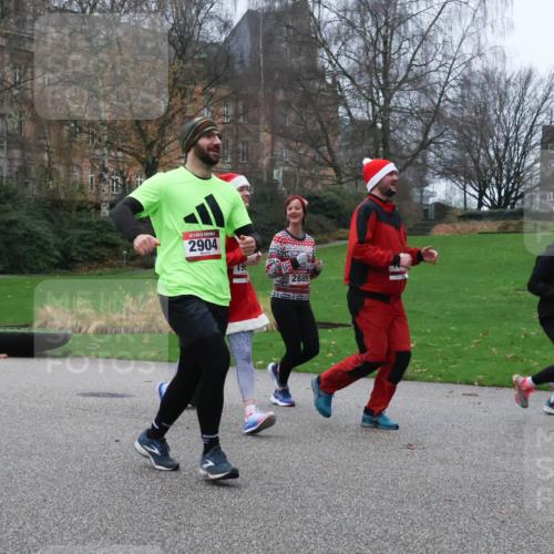 08.12.2024 - St. Pauli X-Mass-Run No. 14 Strokosch-Dieckow http://msf.ph/oto/7506491 08.12.2024 09:42:51 Laufen 3180, 2904, 2889, 955 meine-sportfotos.de