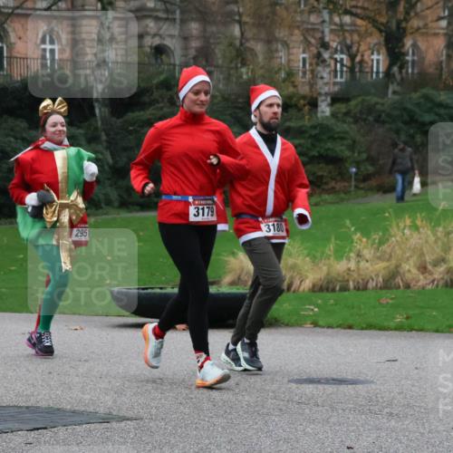 08.12.2024 - St. Pauli X-Mass-Run No. 14 Strokosch-Dieckow http://msf.ph/oto/7506501 08.12.2024 09:42:52 Laufen 295, 3179, 3180 meine-sportfotos.de
