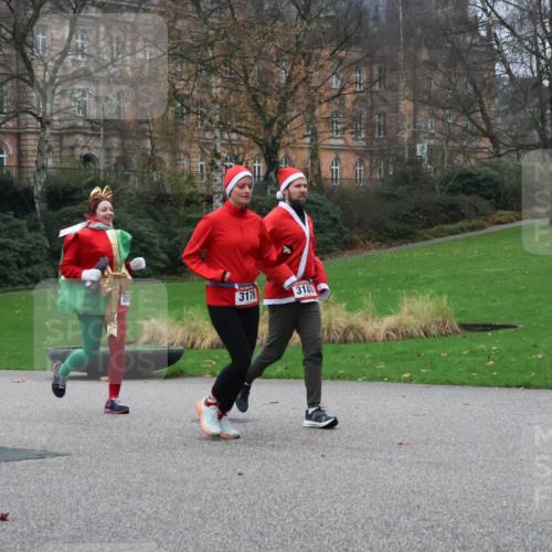08.12.2024 - St. Pauli X-Mass-Run No. 14 Strokosch-Dieckow http://msf.ph/oto/7506505 08.12.2024 09:42:52 Laufen 296, 3179, 3180 meine-sportfotos.de