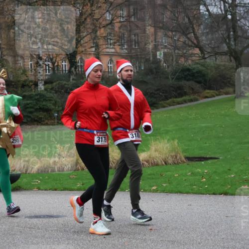 08.12.2024 - St. Pauli X-Mass-Run No. 14 Strokosch-Dieckow http://msf.ph/oto/7506509 08.12.2024 09:42:52 Laufen 295, 3179, 3180 meine-sportfotos.de