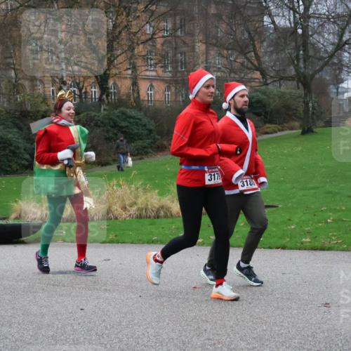08.12.2024 - St. Pauli X-Mass-Run No. 14 Strokosch-Dieckow http://msf.ph/oto/7506511 08.12.2024 09:42:53 Laufen 3179, 3180 meine-sportfotos.de