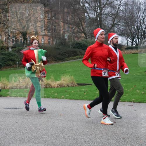 08.12.2024 - St. Pauli X-Mass-Run No. 14 Strokosch-Dieckow http://msf.ph/oto/7506516 08.12.2024 09:42:53 Laufen 295, 317 meine-sportfotos.de