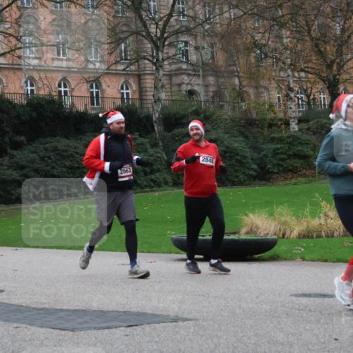 08.12.2024 - St. Pauli X-Mass-Run No. 14 Strokosch-Dieckow http://msf.ph/oto/7506534 08.12.2024 09:42:56 Laufen 2663, 2848, 2210 meine-sportfotos.de