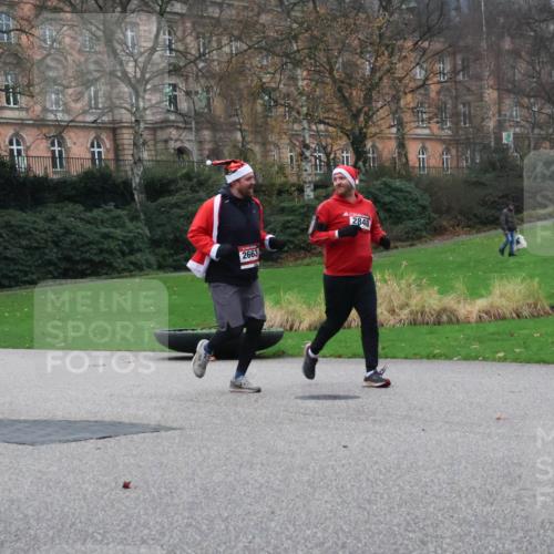 08.12.2024 - St. Pauli X-Mass-Run No. 14 Strokosch-Dieckow http://msf.ph/oto/7506541 08.12.2024 09:42:57 Laufen 2663, 2848 meine-sportfotos.de