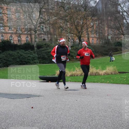 08.12.2024 - St. Pauli X-Mass-Run No. 14 Strokosch-Dieckow http://msf.ph/oto/7506545 08.12.2024 09:42:57 Laufen 2663, 2848 meine-sportfotos.de