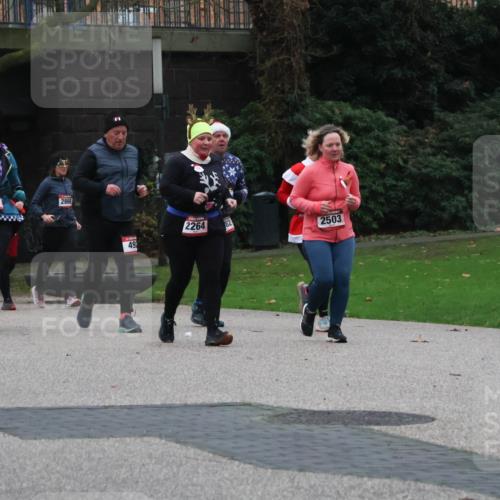 08.12.2024 - St. Pauli X-Mass-Run No. 14 Strokosch-Dieckow http://msf.ph/oto/7506568 08.12.2024 09:43:02 Laufen 2383, 2866, 49, 2264, 2503 meine-sportfotos.de