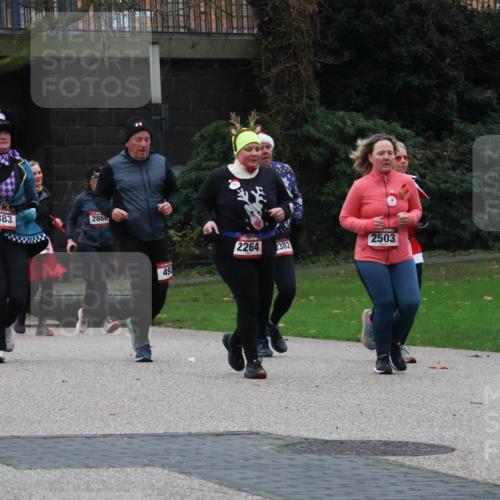 08.12.2024 - St. Pauli X-Mass-Run No. 14 Strokosch-Dieckow http://msf.ph/oto/7506570 08.12.2024 09:43:02 Laufen 2383, 2866, 49, 2264, 382, 2503 meine-sportfotos.de