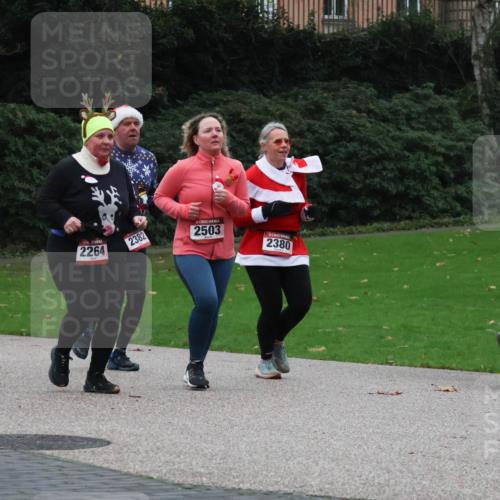 08.12.2024 - St. Pauli X-Mass-Run No. 14 Strokosch-Dieckow http://msf.ph/oto/7506572 08.12.2024 09:43:04 Laufen 492, 2264, 2382, 2503, 2380 meine-sportfotos.de