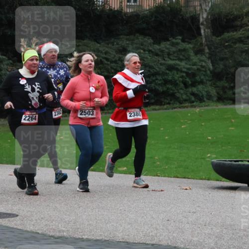 08.12.2024 - St. Pauli X-Mass-Run No. 14 Strokosch-Dieckow http://msf.ph/oto/7506574 08.12.2024 09:43:04 Laufen 492, 2264, 2382, 2503, 2380 meine-sportfotos.de