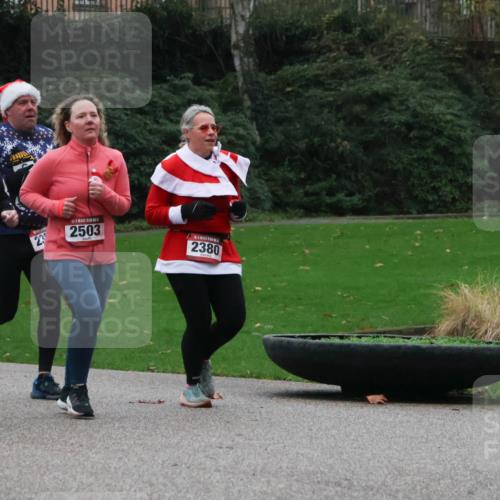 08.12.2024 - St. Pauli X-Mass-Run No. 14 Strokosch-Dieckow http://msf.ph/oto/7506576 08.12.2024 09:43:04 Laufen 2264, 2503, 2380 meine-sportfotos.de