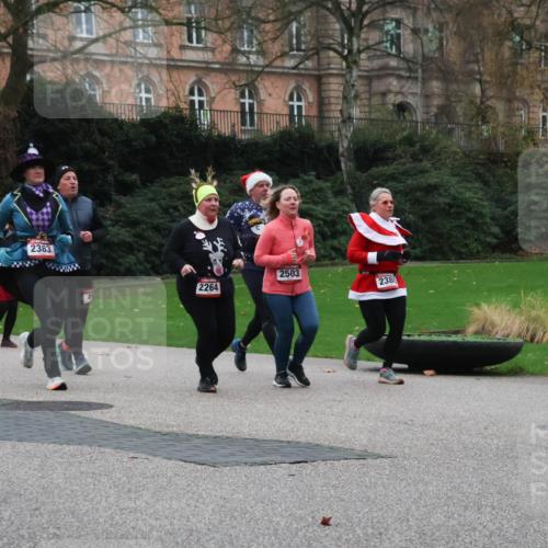 08.12.2024 - St. Pauli X-Mass-Run No. 14 Strokosch-Dieckow http://msf.ph/oto/7506578 08.12.2024 09:43:05 Laufen 433, 2383, 2264, 2503, 2380 meine-sportfotos.de