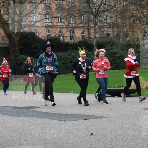 08.12.2024 - St. Pauli X-Mass-Run No. 14 Strokosch-Dieckow http://msf.ph/oto/7506583 08.12.2024 09:43:05 Laufen 433, 2383, 2864, 2503, 2264, 238 meine-sportfotos.de