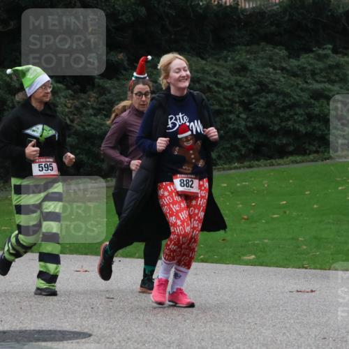 08.12.2024 - St. Pauli X-Mass-Run No. 14 Strokosch-Dieckow http://msf.ph/oto/7506605 08.12.2024 09:43:11 Laufen 1390, 2080, 595, 882 meine-sportfotos.de