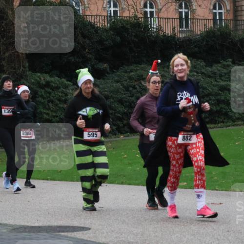 08.12.2024 - St. Pauli X-Mass-Run No. 14 Strokosch-Dieckow http://msf.ph/oto/7506610 08.12.2024 09:43:12 Laufen 278, 139, 2080, 595, 882 meine-sportfotos.de