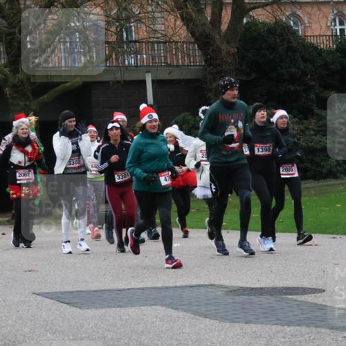 08.12.2024 - St. Pauli X-Mass-Run No. 14 Strokosch-Dieckow http://msf.ph/oto/7506614 08.12.2024 09:43:12 Laufen 1355, 86, 2042, 3303, 2062, 94, 3301, 479, 20, 27, 1390, 2080, 595 meine-sportfotos.de