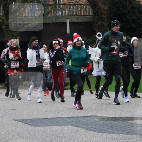 08.12.2024 - St. Pauli X-Mass-Run No. 14 Strokosch-Dieckow http://msf.ph/oto/7506616 08.12.2024 09:43:13 Laufen 1355, 86, 2042, 2062, 303, 940, 3301, 479, 21390, 2080 meine-sportfotos.de