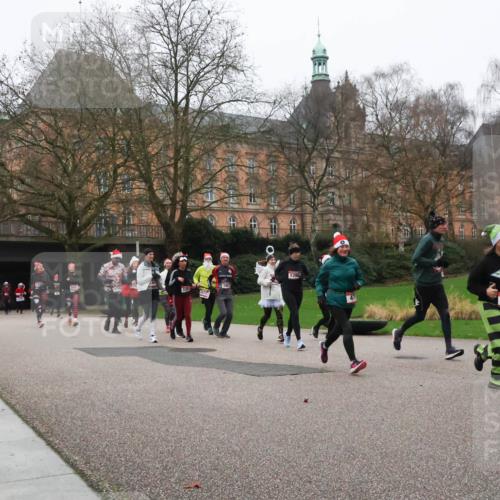08.12.2024 - St. Pauli X-Mass-Run No. 14 Strokosch-Dieckow http://msf.ph/oto/7506627 08.12.2024 09:43:15 Laufen 330, 1957, 1390, 595 meine-sportfotos.de