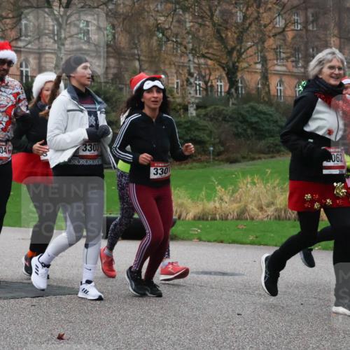 08.12.2024 - St. Pauli X-Mass-Run No. 14 Strokosch-Dieckow http://msf.ph/oto/7506629 08.12.2024 09:43:18 Laufen 1189, 1, 3104, 3303, 330, 062, 1957 meine-sportfotos.de